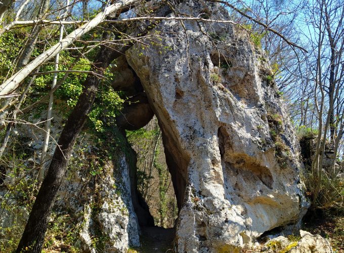 Escursione – La roccia: un antico rifugio